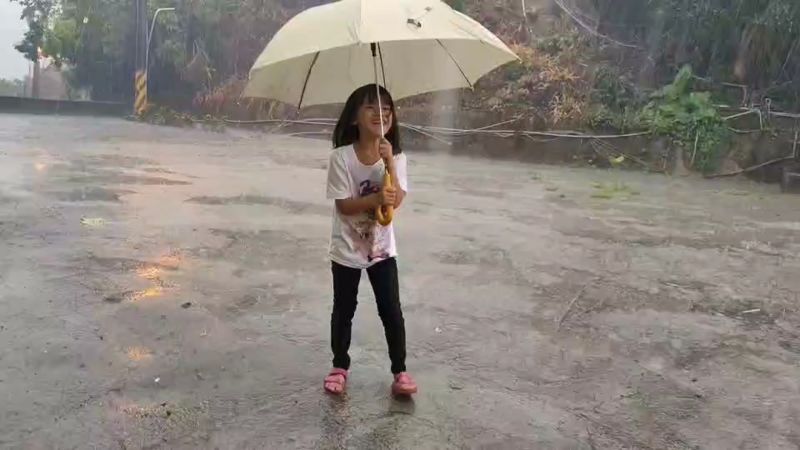 高雄終於下大雨了民眾撐傘玩水超級樂 要聞 Nownews今日新聞 高雄終於下大雨了民眾撐傘玩水超級樂 要聞 Nownews今日新聞