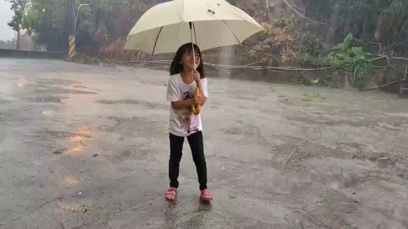 高雄終於下大雨了　民眾撐傘玩水超級樂
