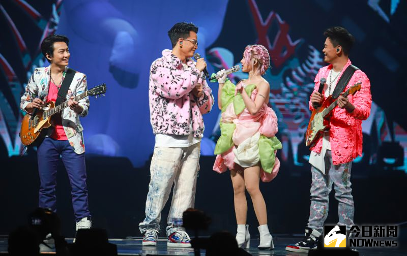 ▲「金曲樂團」茄子蛋無預警現身蔡依林(右二)演唱會,2組人馬有趣互動逗樂全場歌迷。(圖/記者葉政勳攝, 2021.04.24)