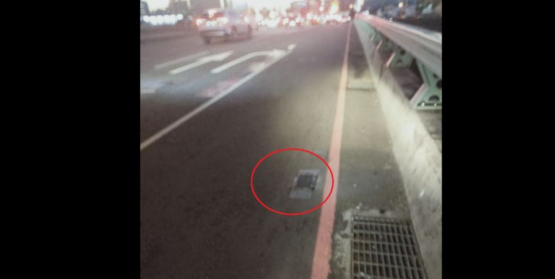 ▲有網友騎車在路上壓到「黑色突起物」,差點因此滑倒,隨後也拍下照片發問「這到底是什麼」?(圖/翻攝《爆系知識家》)