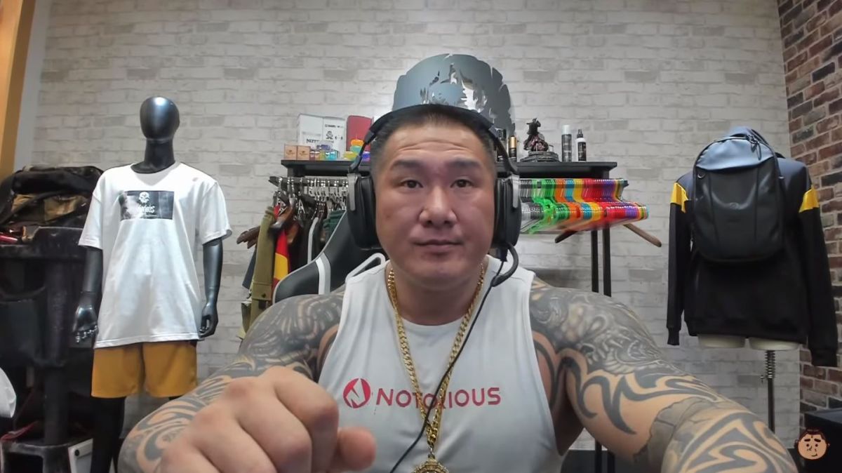 ▲館長日前因與滅火器合作新歌MV遭到不少批評，有眼尖網友發現館長更默默將YouTube「1關鍵數據」隱藏，分析2大掉粉關鍵掀起眾人討論。（圖／翻攝館長成吉思汗YouTube）