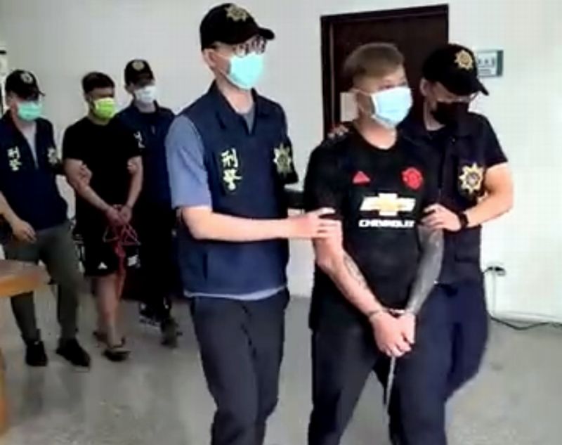 ▲警方將2名酒後民眾情緒高亢民眾依涉嫌妨害公務罪移送地檢署。(圖/記者黃正忠翻攝,
