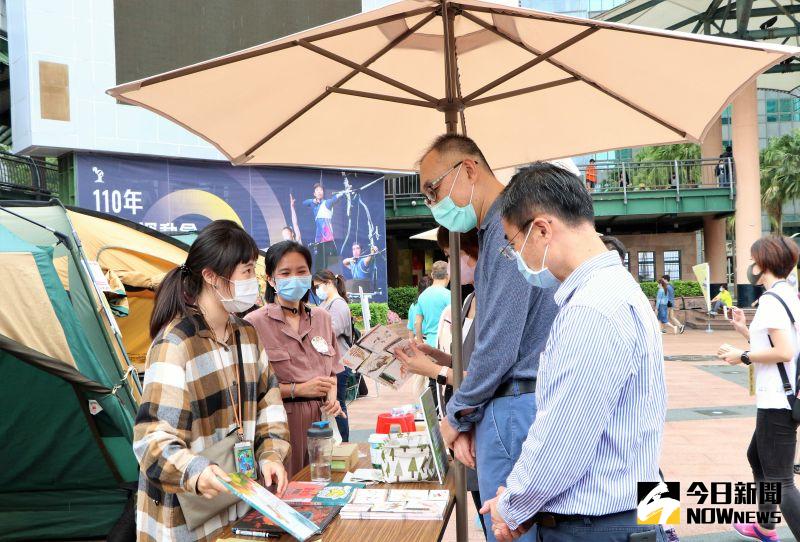 ▲新北市副市長謝政達今日參觀閱讀市集，與民眾一起逛書展、玩手作、看演出，享受悠閒的假日。（圖／記者陳志仁攝，2021.04.25）