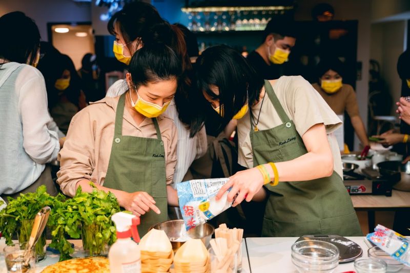 ▲在快樂的氣氛下,大家一起製作這道開胃甜點。(圖/One-Forty