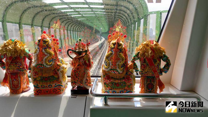 ▲台中捷運通車,玉闕朝仁宮武財神等眾神拔頭籌搭捷運,賜福人車平安,營運順利。(圖/記者柳榮俊攝,2021.4.26)