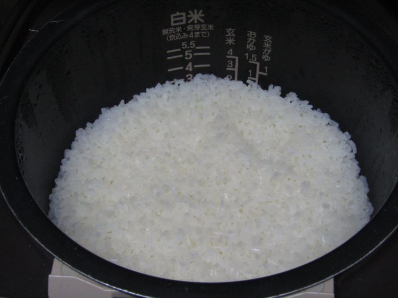 ▲一名女網友用電子鍋的內鍋洗米，卻遭男友臭罵「難以置信！」對此，就有日本廠商解答真相。（示意圖／翻攝PhotoAC）