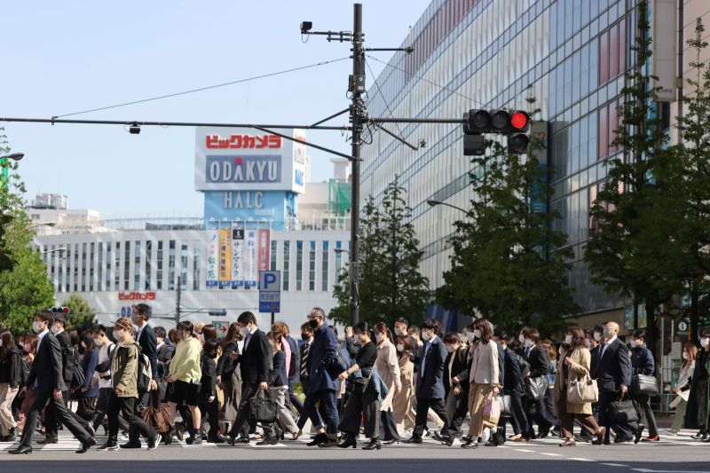 ▲日本政府針對東京都等4都府縣三度發布的「緊急事態宣言」25日上路，可能適逢週日假期，東京都部分鬧區人潮未明顯減少。（圖／美聯社／達志影像）