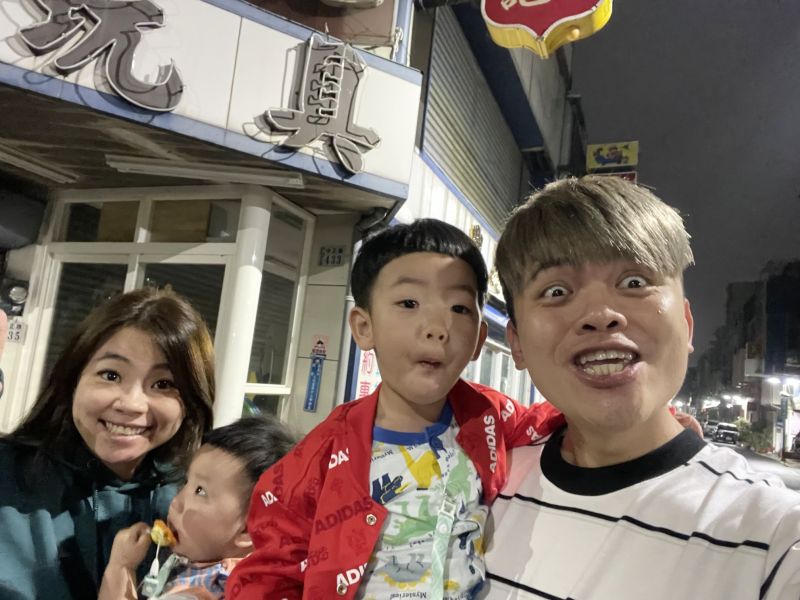 ▲▼蔡阿嘎(上圖左、下圖右一)一家四口吸金功力了得。(圖/蔡阿嘎臉書)
