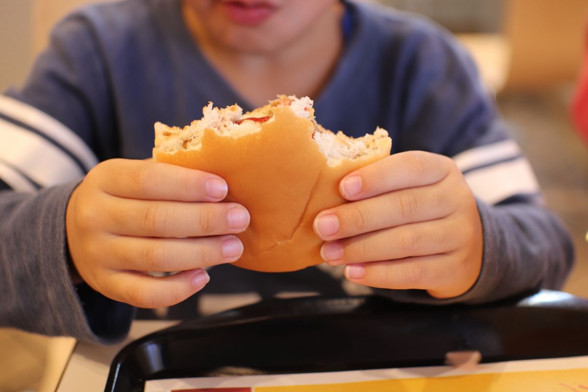 ▲有網友買了麥當勞的麥香魚漢堡回家,一點開卻心碎直呼「被坑了!」(示意圖,圖中人物與本文無關/翻攝PhotoAC)