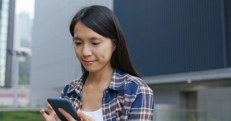 ▲「5G行動加上家用1G光纖」,讓用戶可以享受在外5G上網吃到飽,家中光纖搭配WiFi6高速上網。(圖/Shutterstock)