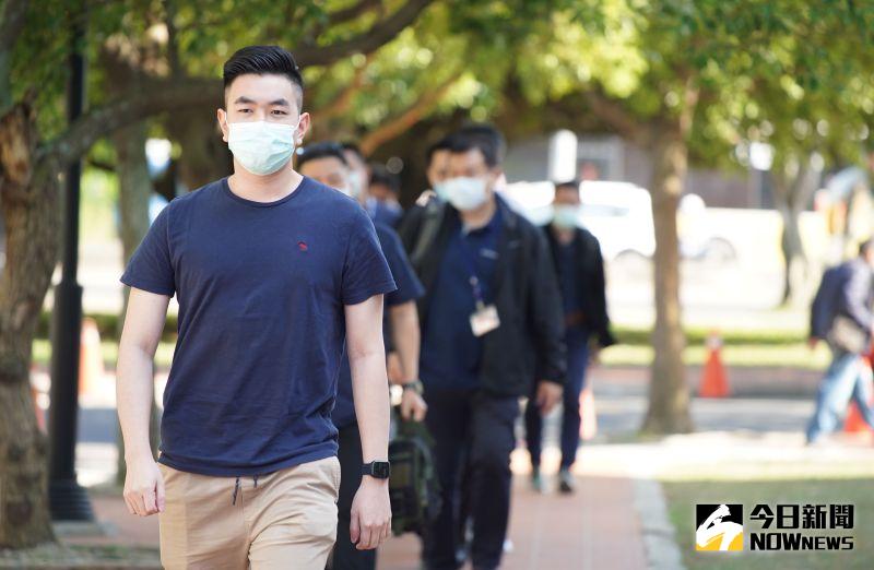 ▲華航機組人員今天搭乘專車至部桃,魚貫進入施打疫苗。(圖/記者李春台攝,2021.04.26)