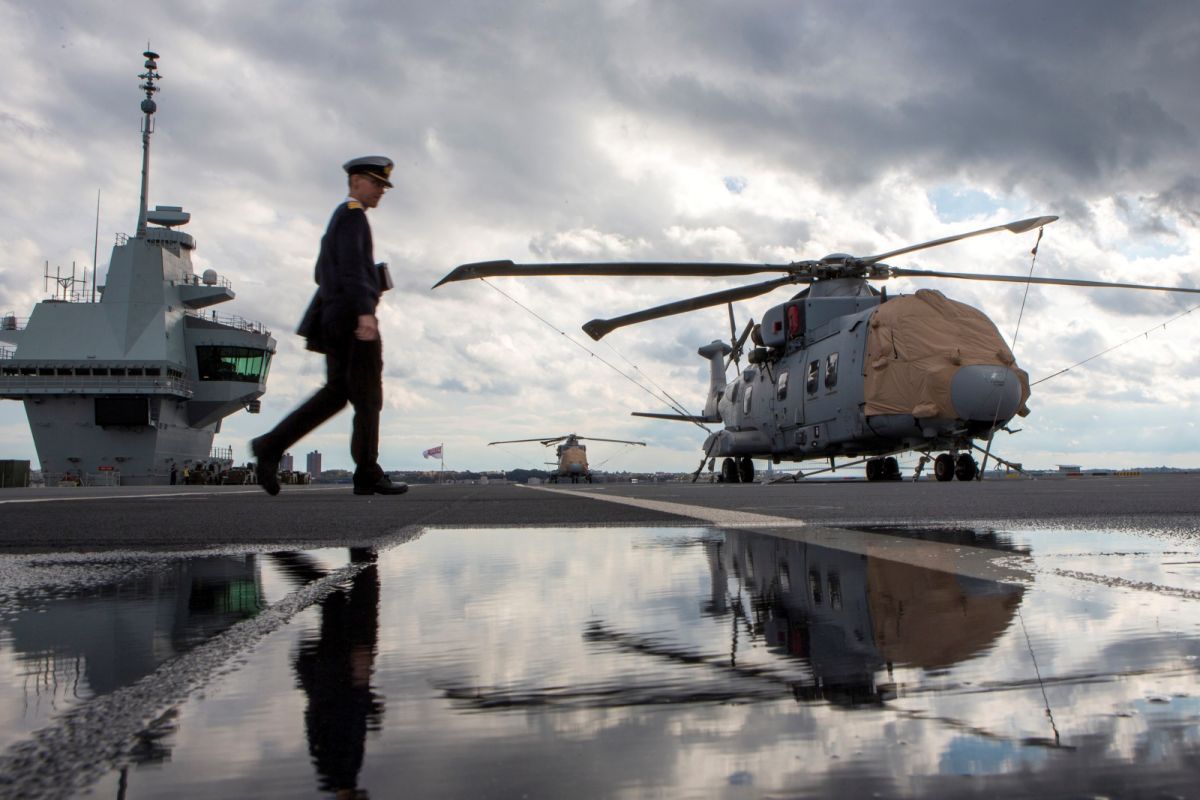 ▲英國海軍新航空母艦伊麗莎白女王號（HMS Queen Elizabeth）在新加坡停靠，表現出英國正採取行動重新在全球捍衛主張。資料照。（圖／美聯社／達志影像）