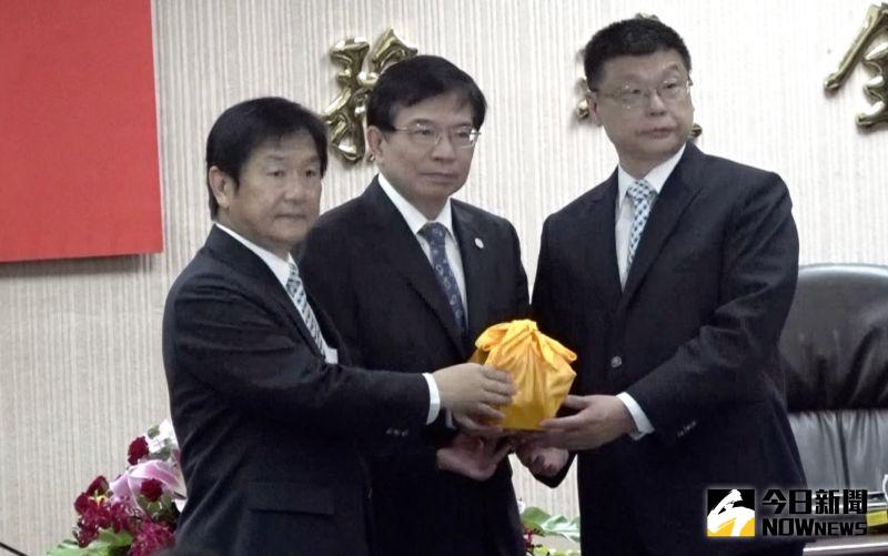 ▲新任台鐵局長由原副局長杜微(右)今(27)日正式上任,認為台鐵改革應從三面向著手。(圖/記者葉政勳攝,2021.04.27)