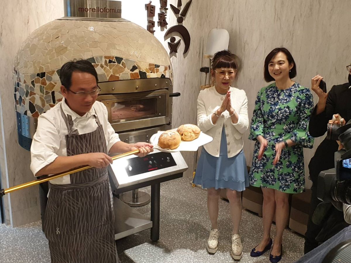 ▲遠百攜手吳寶春，開設首家「,吳寶春自己做」體驗店，可以自己動手做麵包。圖中為遠百總經理徐雪芳、圖左為吳寶春，圖右為台灣赫斯特媒體集團營運長暨發行人楊欣怡。（圖／記者許家禎攝，2021.4.27）