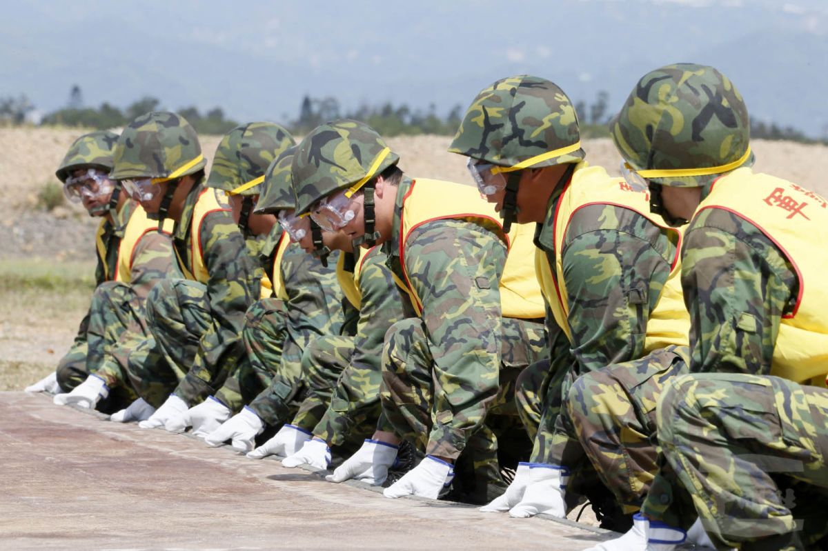 ▲動員兵運用於高勞力密集的勤務並無問題，圖為擔任機場跑道搶修的勤務隊。（圖／軍事新聞通訊社）