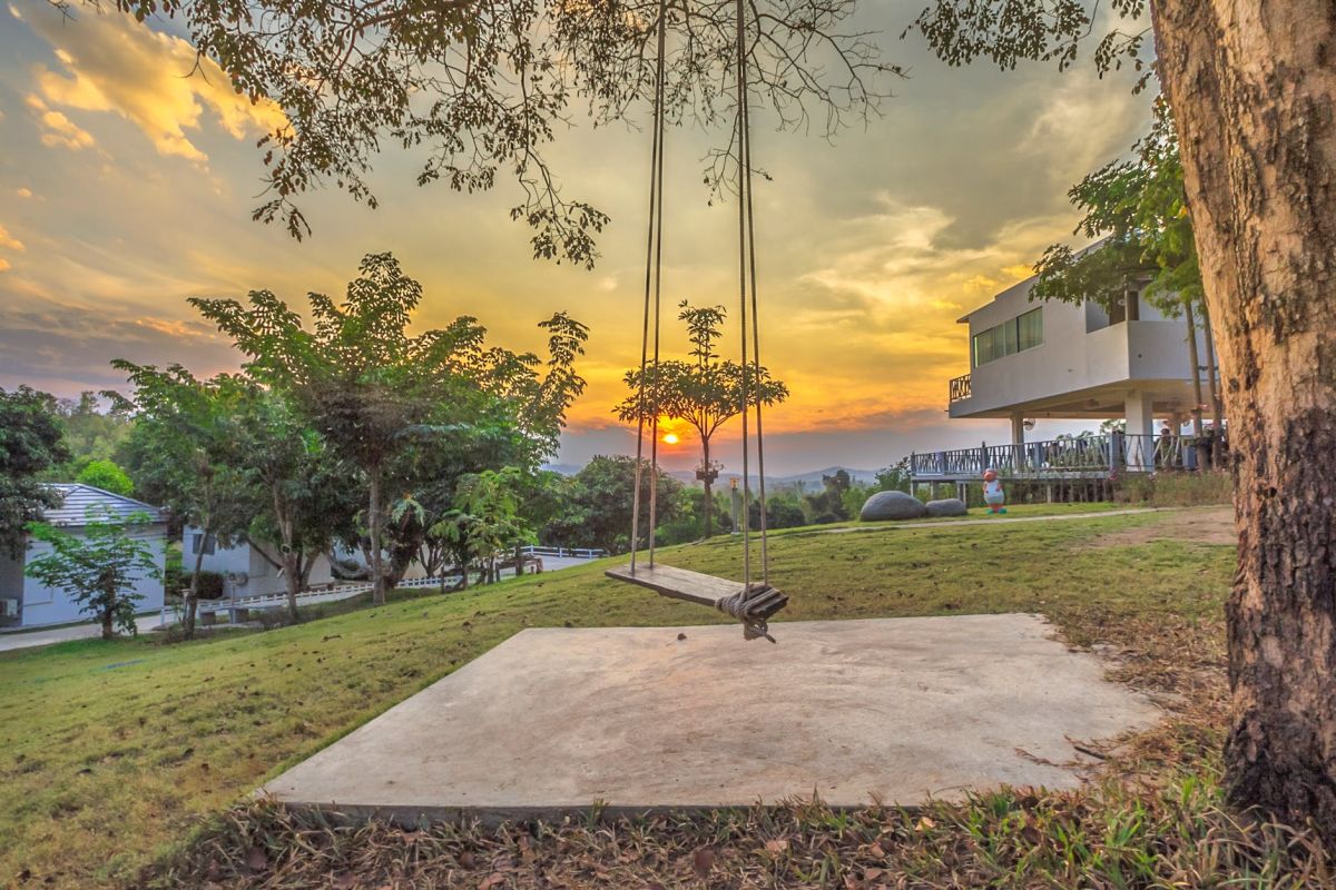 ▲有網友看到一位老阿伯在盪鞦韆，下秒竟直接後空翻落地。（示意圖／翻攝自《pexels》 ）