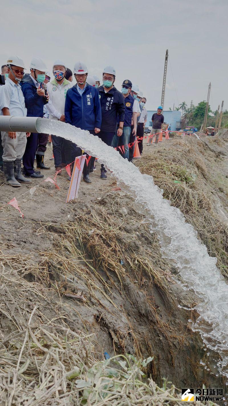 ▲高雄市長陳其邁今日下午到九曲工作站視察完工出水的水井。（圖／記者鄭婷襄攝，2021.04.27）