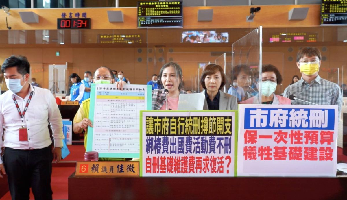 ▲中市議會黨團協商決議統刪6億元，中市府自行調整後，刪減基層建設經費，民進黨議員指責太不合理(圖／柳榮俊攝2021.4.27)