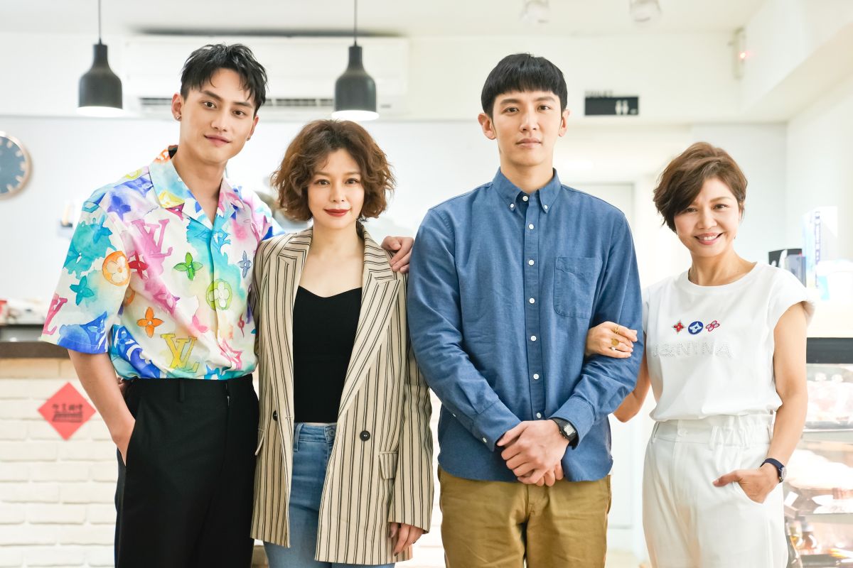 ▲范少勳（左起）、徐若瑄、柯震東、于子育出席電影《買一送一》殺青探班。（圖／甲上娛樂提供）