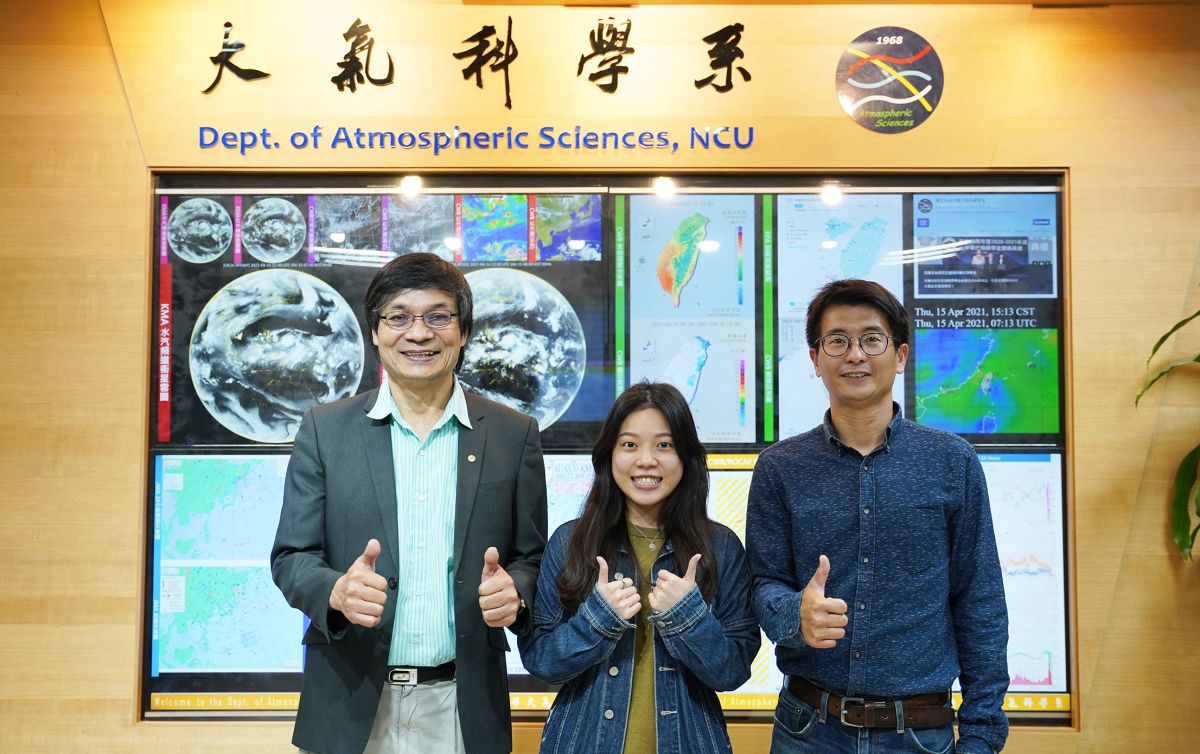 ▲中央大學大氣系研究顯示，空氣污染改變了桃園的降雨特徵。照片左起大氣系林沛練教授、陳映潔同學，以及指導教授王聖翔老師。（圖／中央大學提供）
