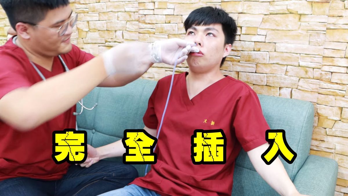 ▲實際測試鼻胃管插入身體究竟有多不舒服。 (圖／ 小護士不要跑授權 )