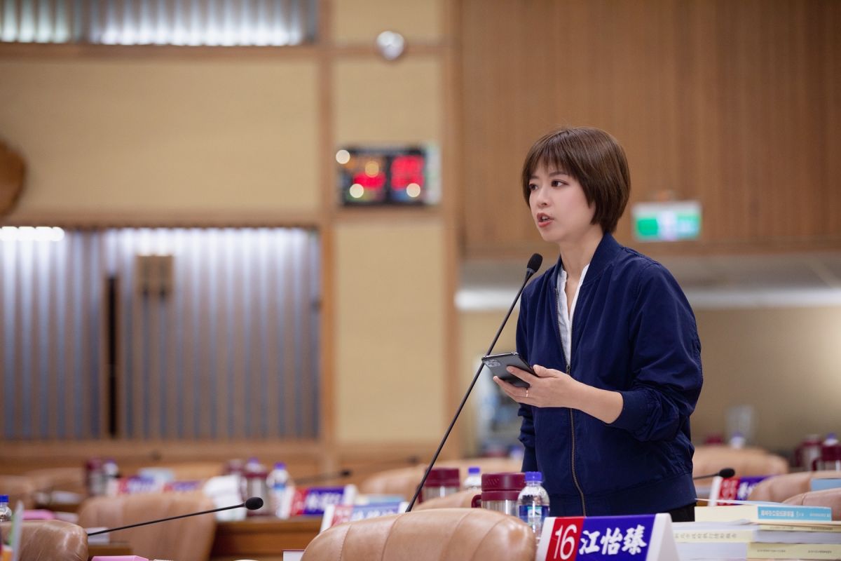 ▲新北市議員江怡臻今（27）日要求衛生局長陳潤秋，加強65歲以上長者的牙齒塗氟普及度。（圖／新北市議員江怡臻提供）