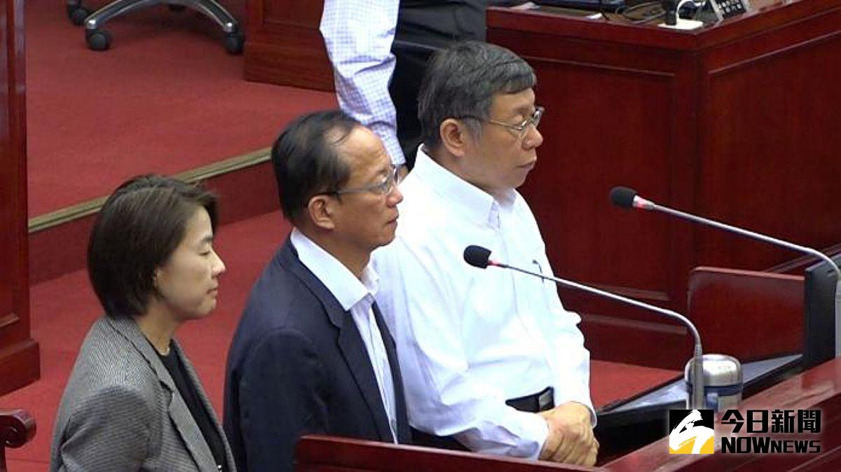 ▲針對台北市警局松山分局中崙派出所發生黑衣人闖入搗毀公物一案，台北市長柯文哲（右一）較為無感，原因可能出自於他對市警局長陳嘉昌（中）及內政部的新仇舊恨所致。（資料照／NOWnews資料照片）