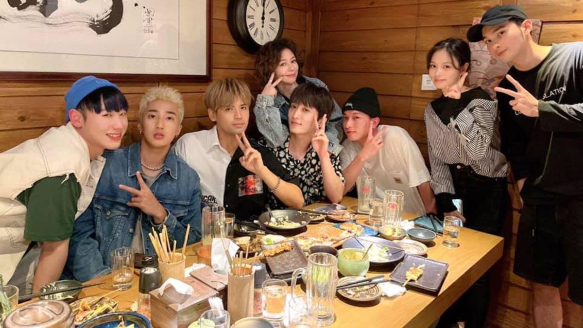 ▲徐若瑄（中後）與邱鋒澤（左四）見面。（圖／徐若瑄臉書）