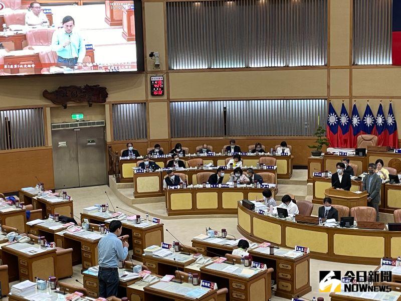 ▲新北市議員葉元之認為謝長廷的言論,會影響萬里蟹的聲譽;要求新北市政府要發聲明,嚴正澄清謝長廷的不實言論。(圖/記者陳志仁攝)