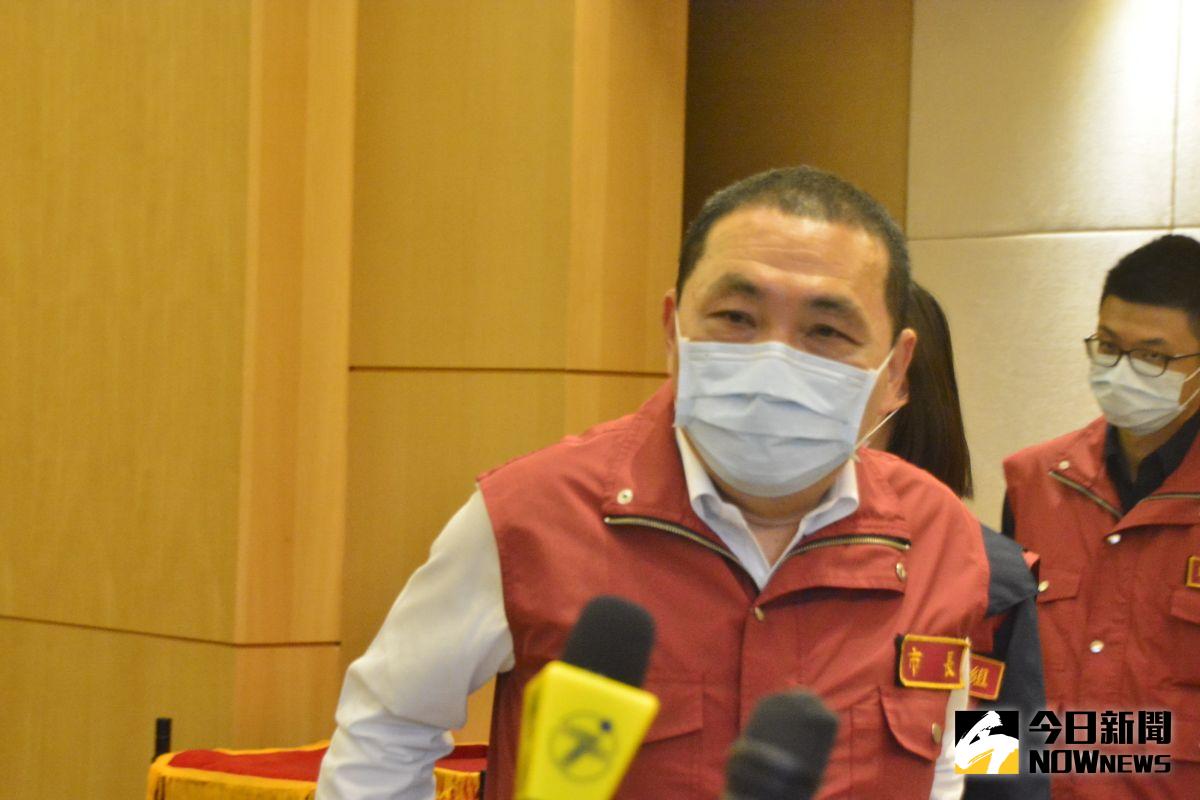 ▲新北市長侯友宜今（28）日受訪時認為，中央應該更採取快速、公開、透明的資訊，直接很清楚的跟民眾來做報告。（圖／記者陳志仁攝，2021.04.28）