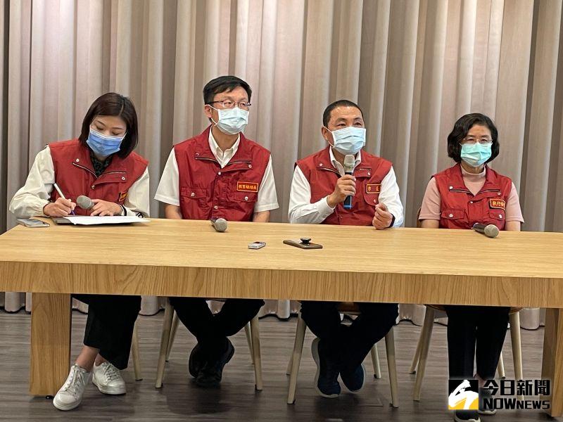 ▲新北市長侯友宜今(28)日中午臨時召開記者會表示,中央告知林口康橋學校有2名的學生採檢後,確認血清抗體陽性,已要求全校即日起採遠距教學至5月5日。(圖/記者陳志仁攝,2021.04.28)