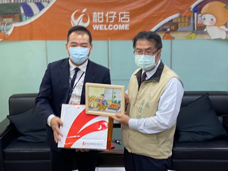 ▲黃網哲與全球柑仔店總經理徐惇穎互贈紀念品(圖/記者林怡孜攝,2021,04,28)