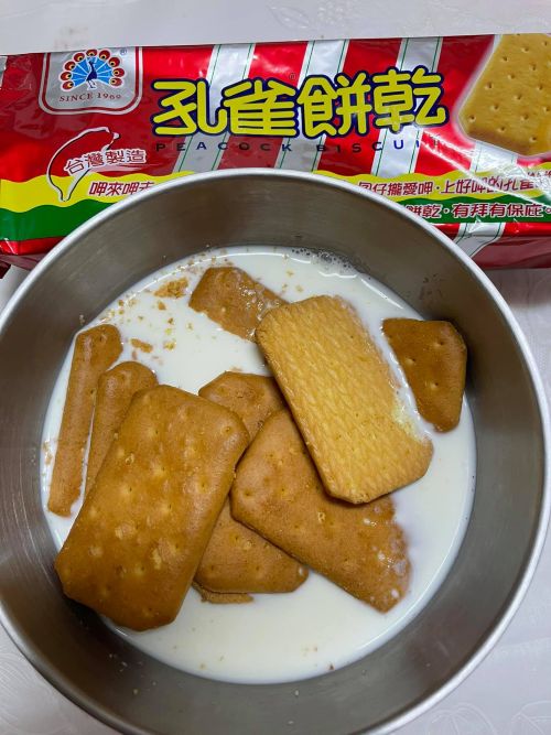 ▲網友分享自己宵夜的獨門吃法，將孔雀餅乾泡入牛奶中，引來不少網友熱議。（圖/爆廢公社）