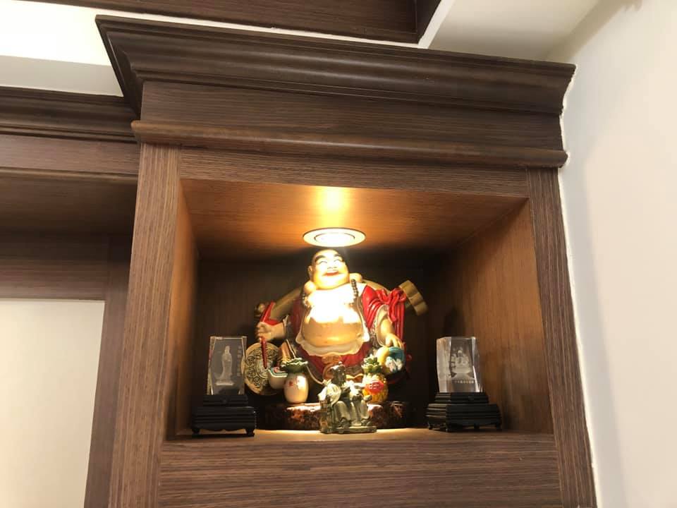 ▲女網友入住新家，發現前屋主留下4尊佛像沒帶走，讓她好緊張。（圖／翻攝自「買房知識家（A你的Q）」臉書）