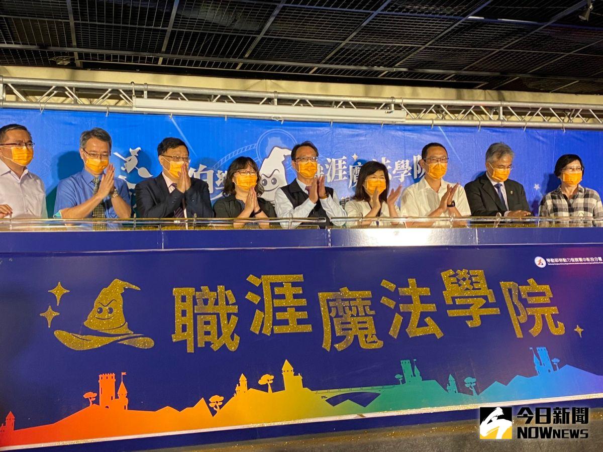 ▲勞動力發展署中彰投分署開發的「哈利找伯樂」網站，5月1日上線，讓職涯諮詢e化服務再升級。（圖／記者金武鳳攝，2021.4.28)