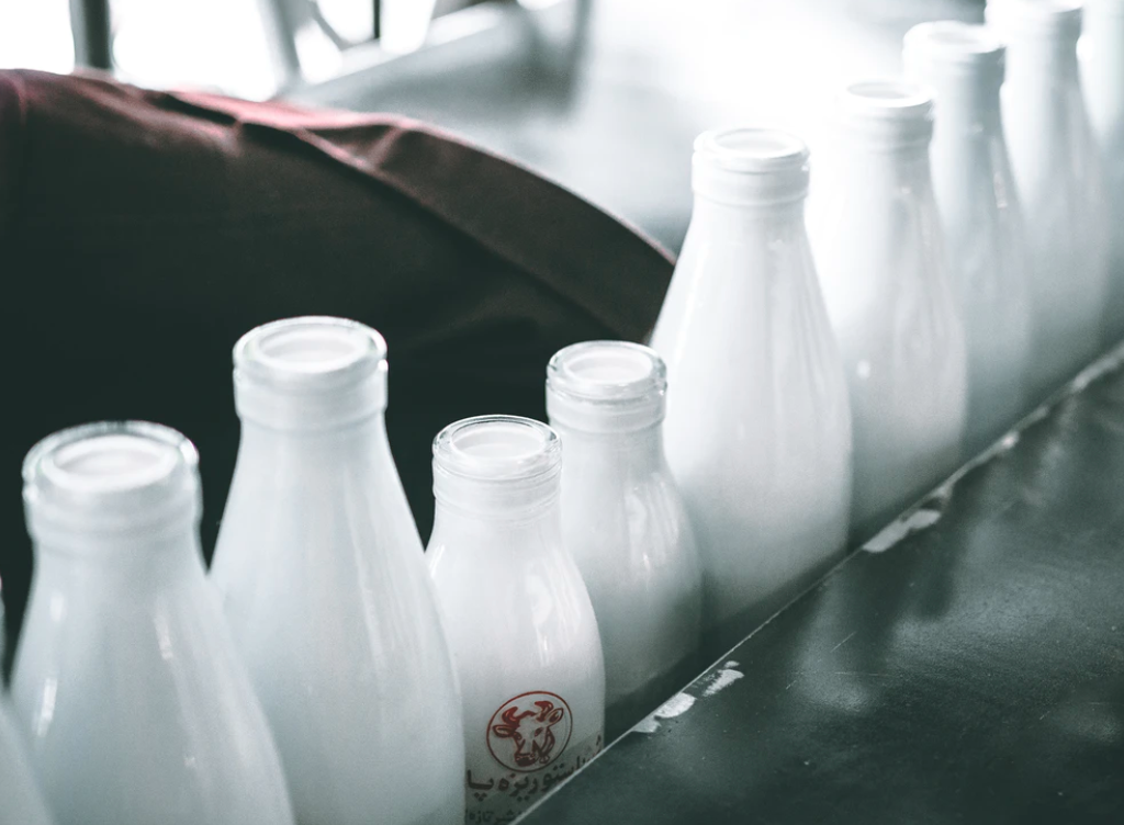 ▲農業部推「班班喝鮮乳」救國產酪業，偏遠地區團膳業者配送保久乳。（示意圖／取自unsplash）