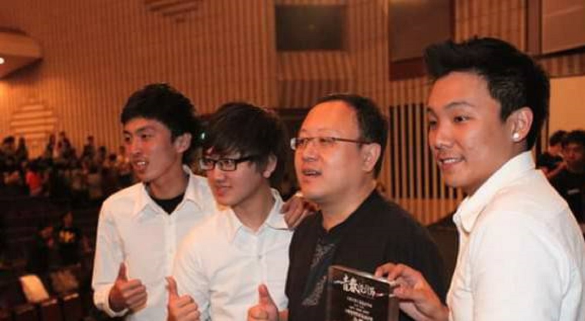 ▲史哲回憶著10年前現任青年局張以理在參加青春設計節，其小組的作品「把握時間」得到設計競賽金獎，頒獎典禮後，時任文化局長的他與小組成員們合影留念。（圖／截自史哲臉書）