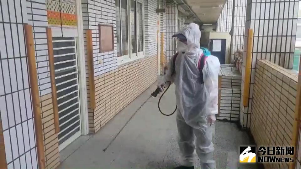 ▲詹賀舜說明，雖然機師和其家人採檢後有陽性抗體反應，但傳染風險低，籲外界不要誤解恐慌。圖為今日西門國小消毒作業情形。（圖／記者李春台攝，2020.04.28）