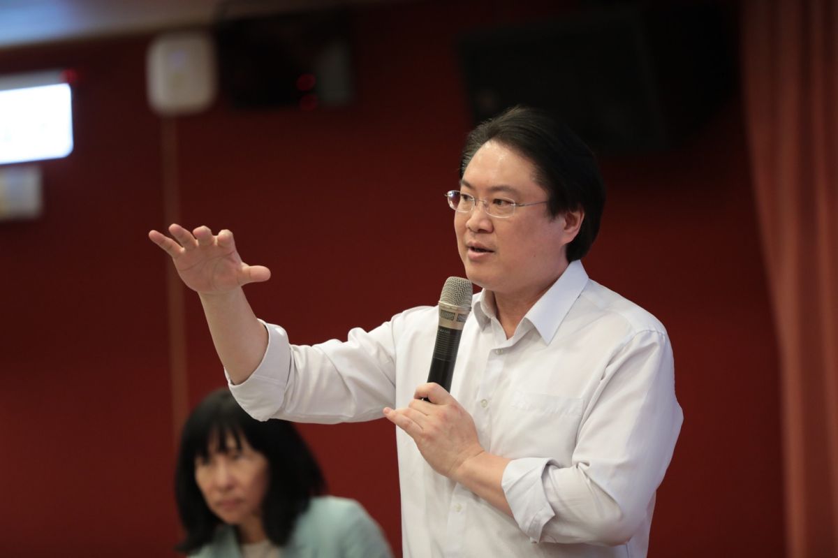 ▲基隆市長林右昌期許同學，要具備擘劃未來的想像力、解決問題的創造力，身為規劃者要有領導統御的能力，及跟政府官僚打交道的能力，「改變，讓不可能成為可能」。（圖／基隆市政府提供）