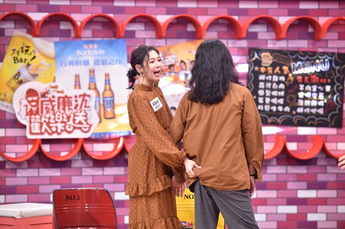 ▲Albee（左）帶男友上節目，還原「摸屁」事件。（圖／TVBS提供）