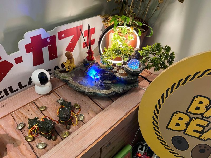▲這名店家的流水聚寶盆上的零錢遭外送員取餐時順手「拿走小費」,老闆無奈表示「真的有那麼缺嗎」。(圖/翻攝自臉書《UberEats/FoodPanda外送員討論區》)