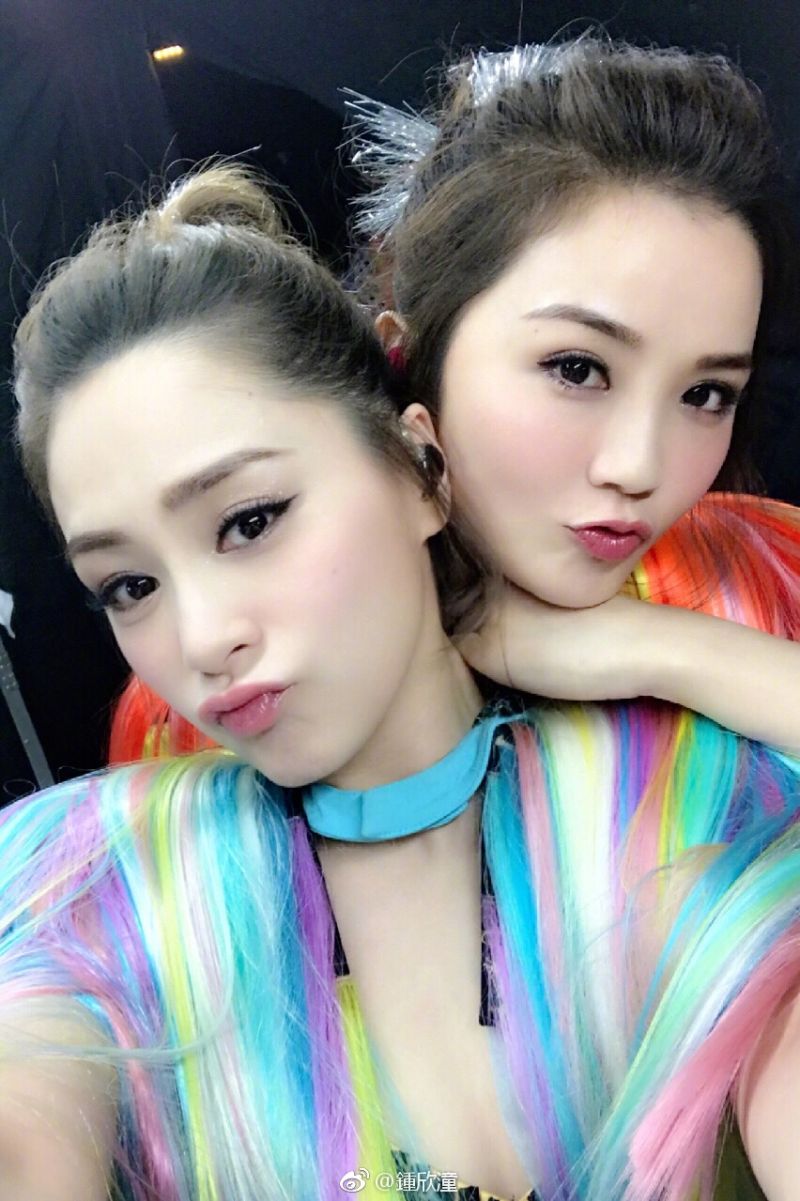 ▲阿Sa蔡卓妍(後)透露阿嬌(前)發福是因賀爾蒙失調問題。(圖/摘自鍾欣潼微博)