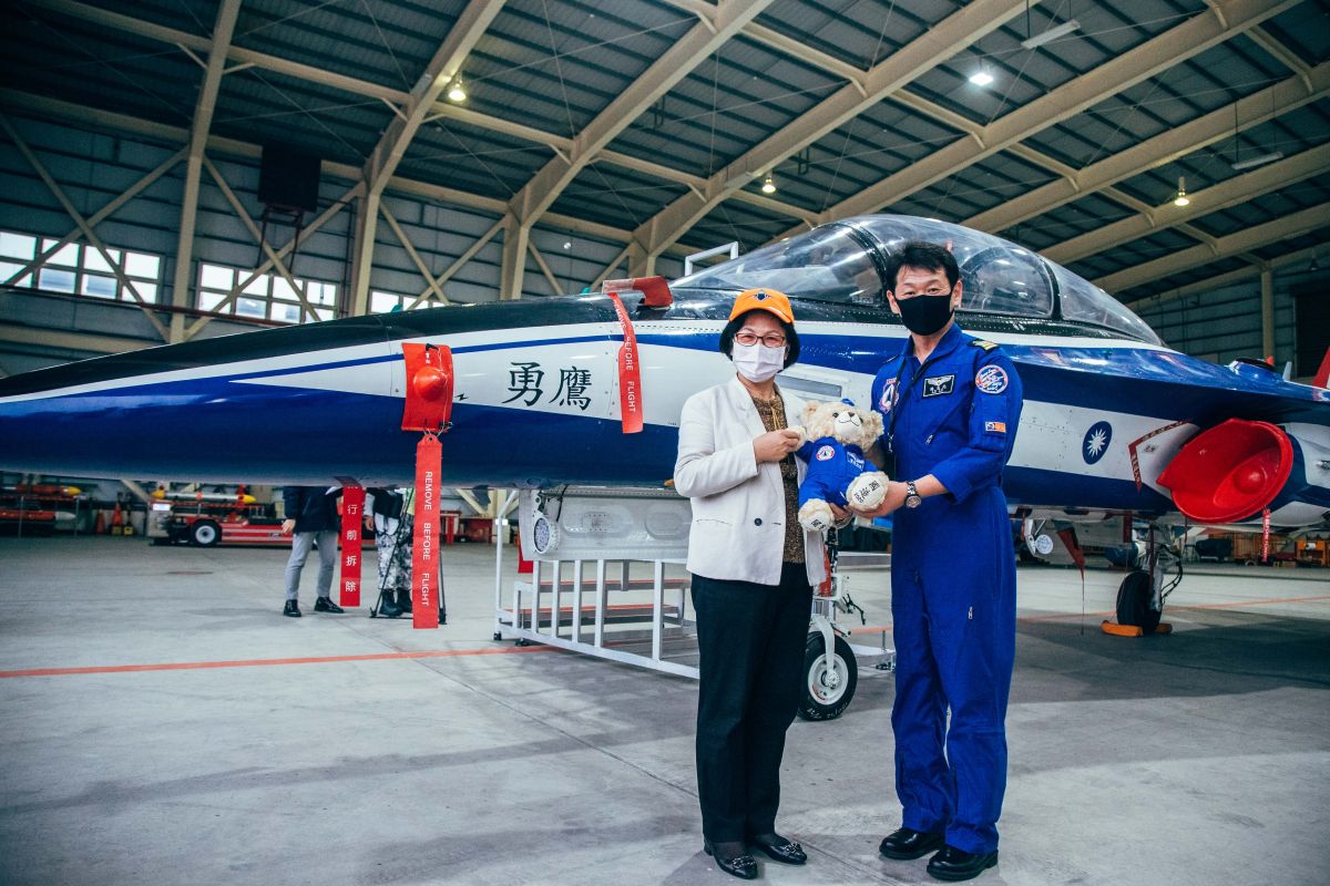 ▲立委參訪漢翔公司，勇鷹機首飛試飛官路志元代表頒贈立委湯蕙禎紀念品。（圖／軍聞社提供）