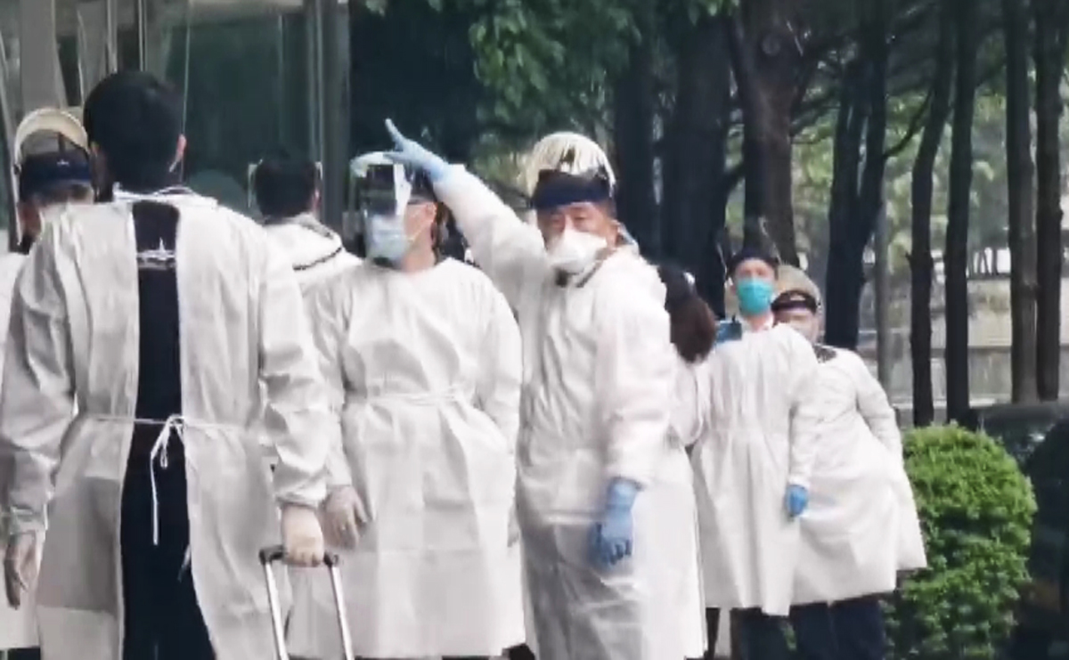 ▲中央疫情指揮中心指揮官陳時中今天上午親自坐鎮諾富特飯店，向飯店內居家檢疫的機組人員廣播要求移至集中檢疫所。（圖／記者李春台翻攝）