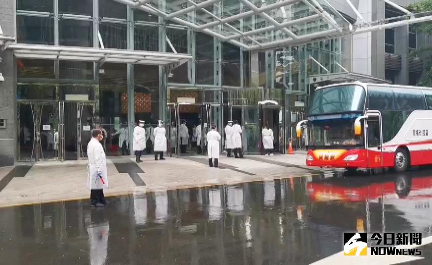 ▲華航機師、諾富特飯店新冠肺炎群聚事件持續擴大。（圖／記者李春台攝，2021.04.29）