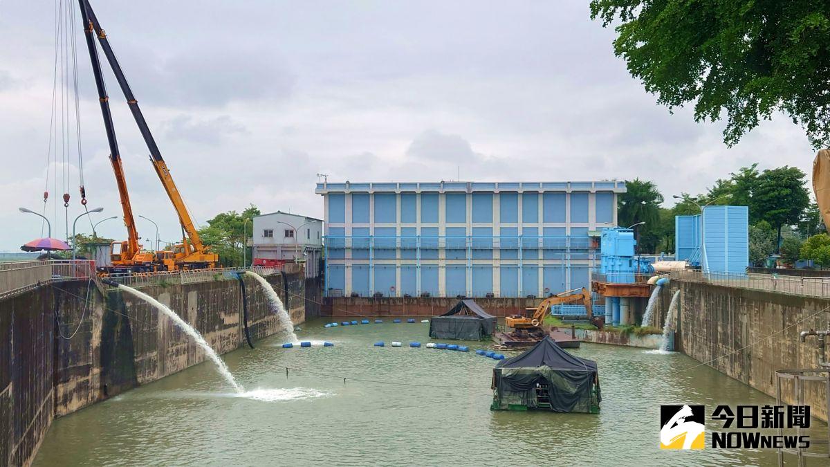 ▲左側機具持續抽取高屏溪攔河堰的水注入高屏溪攔河堰管理中心的沉沙池中，這些水預計都將送往澄清湖儲存。（圖／記者鄭婷襄攝，2021.04.29）