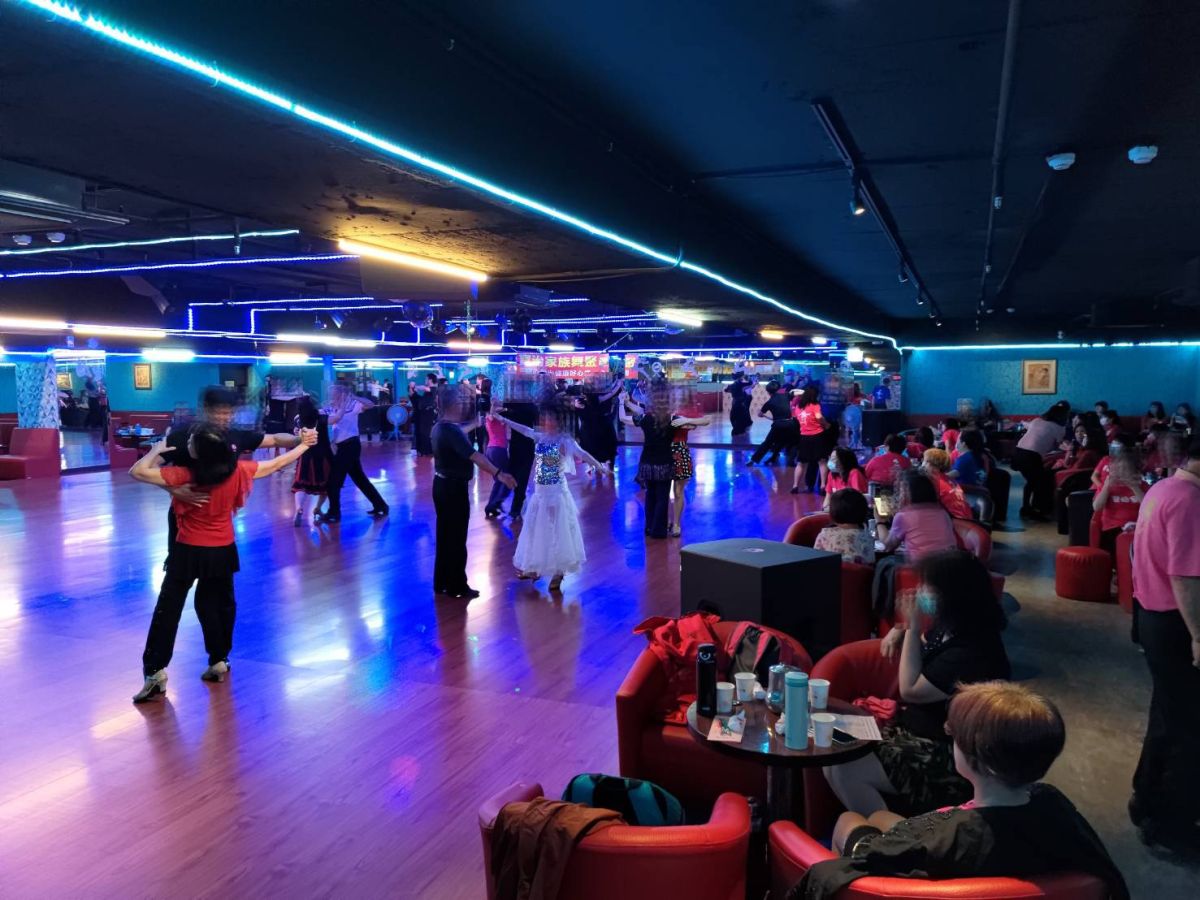 ▲案1112社交活躍，曾在舞場跳舞4.5小時，從舞蹈教室貼出的多張照片中，可見當天參加活動人數相當多，且過半的人都沒有戴口罩。（圖／記者李春台翻攝）
