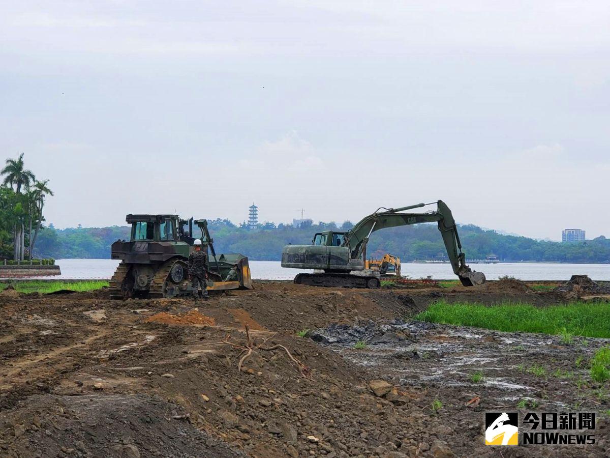 ▲國軍機具設備進駐澄清湖，今日已正式加入清淤行列。（圖／記者鄭婷襄攝，2021.04.29）