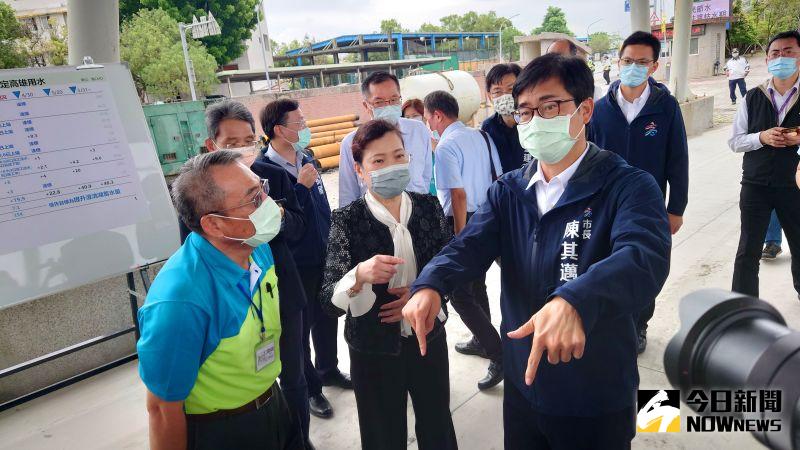 ▲高屏溪攔河堰管理中心沉沙池,左側機具抽取高屏溪攔河堰下的水,右側機具則注入今日正式上場的6支水井抽取的水量,這些水預計都將送往澄清湖儲存。(圖/記者鄭婷襄攝,2021.04.29)