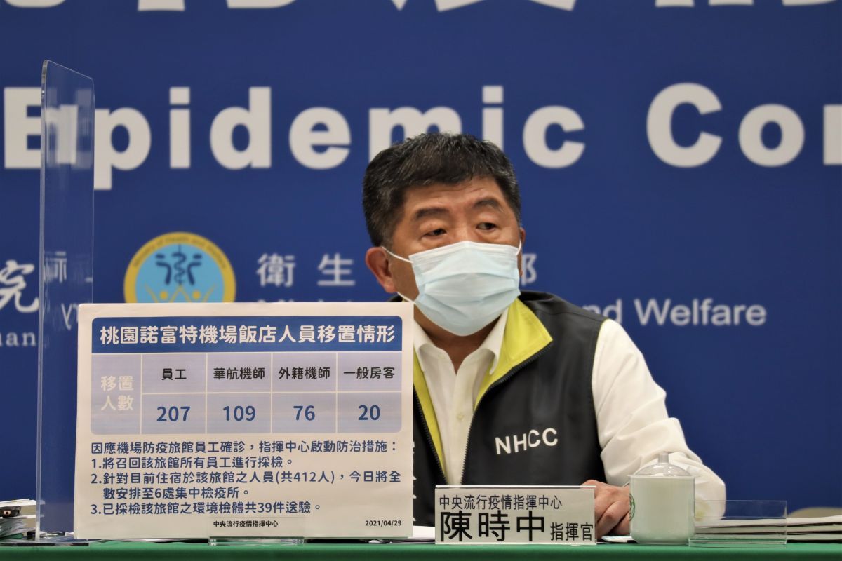 ▲華航機師染疫案延燒到防疫旅館諾富特飯店，截至5月3日已有28人確診新冠肺炎，釀成16起本土個案。圖為指揮中心指揮官陳時中。（圖／指揮中心提供）